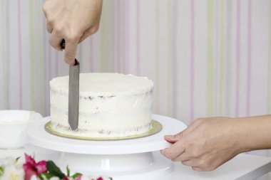 Pudra el süslemeleri beyaz kremalı pasta