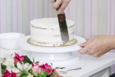 Pudra el süslemeleri beyaz kremalı pasta