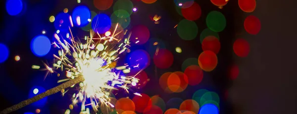 Fuochi d'artificio colorati su sfondo bokeh, sfocatura. banner — Foto Stock