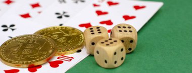 Poker oyun nesneleri - oyun kartları, zar ve bitcoins yeşil background.banner üzerinde