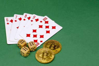 Poker oyun nesneleri - oyun kartları, zar ve yeşil bir arka plan üzerinde bitcoins