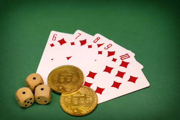 Αντικείμενα του παιχνιδιού πόκερ - το παιχνίδι καρτών, ζάρια και bitcoins σε πράσινο φόντο — Φωτογραφία Αρχείου