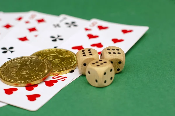 Objetos de jogo de poker - cartas de jogo, dados e bitcoins em um fundo verde — Fotografia de Stock