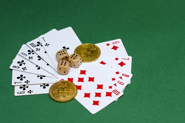 Poker oyun nesneleri - oyun kartları, zar ve yeşil bir arka plan üzerinde bitcoins