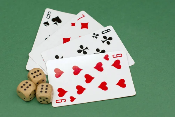 Objetos para jogar poker em cartas de casino e dados de jogo, dados — Fotografia de Stock