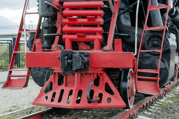 Grande locomotiva a vapor preta e vermelha velha, rodas de locomotivas a vapor velhas. um par de rodas. locomotivas retro. vintage — Fotografia de Stock