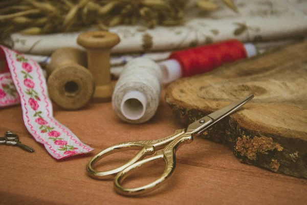 Šicí příslušenství a tkaniny pro šití a móda — Stock fotografie
