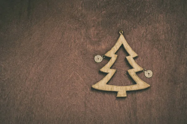 Houten kerstboom op een houten tafel. minimalisme, ruimte — Stockfoto