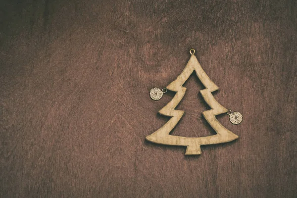 Ahşap Noel ağacı ahşap bir masa üzerinde. Minimalizm, uzay