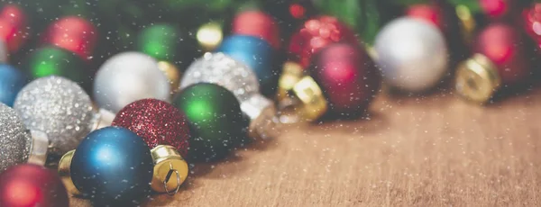 Bolas de vidro de árvore de Natal em uma mesa de madeira. banner . — Fotografia de Stock