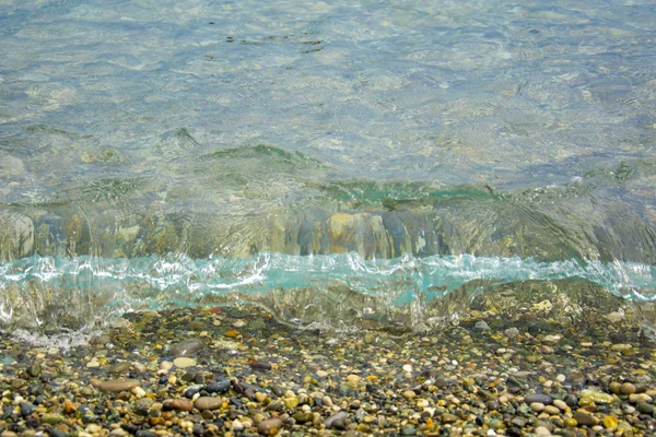 페 블 비치에 명확 하 고 깨끗 한 바다 파도 롤 — 스톡 사진