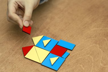 renkli resimler olan çocuklar için tangam eğitim oyunu 