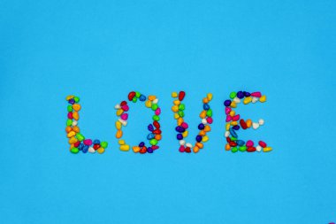 yazıt aşk, renkli renkli taşlarla kaplı. bahar ruh hali