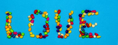 yazıt aşk, renkli renkli taşlarla kaplı. bahar ruh. afiş.