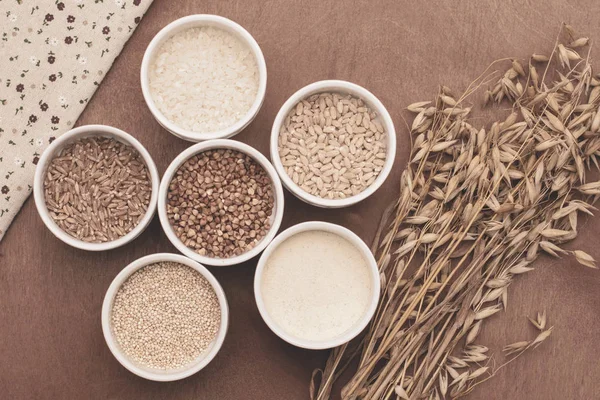 Surtido de cereales variados, cereales para una dieta saludable . — Foto de Stock