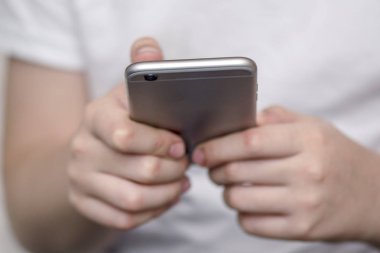 Bebek akıllı telefon üzerinde arka plan bulanık eller. Grafik displey montaj için