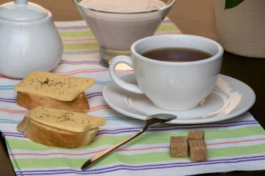 sabah rahat kahvaltı ile bir fincan kakao ve peynirli sandviç.