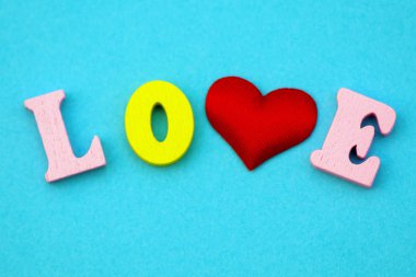 kelime aşk Sevgililer günü renkli ahşap harflerle. Sevgi ve Kalp - Sevgililer Günü'nün bir sembolü. makro.