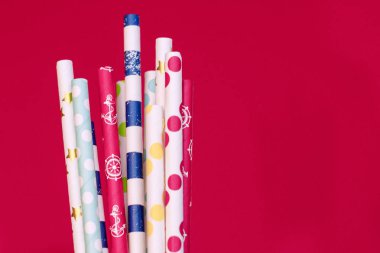 kırmızı bir arka plan üzerinde içecekler kokteyl tüpler