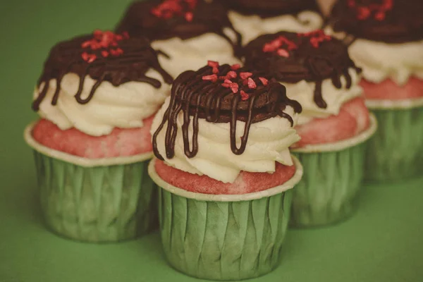 Kleurrijke heerlijke sappige verjaardag cakejes van de chef — Stockfoto
