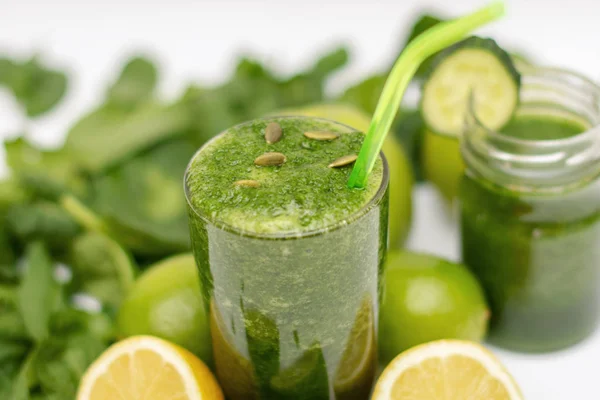 Programa de desintoxicação para limpar o corpo de toxinas com coquetéis verdes feitos de espinafre, limão, hortelã e limão — Fotografia de Stock