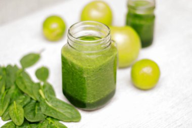 bir bardak yeşil smoothie yeşil sebze ve meyve sağlık, diyet ve kilo kaybı, vejetaryenlik Kupası çevrili. yakın çekim. bulanıklık.