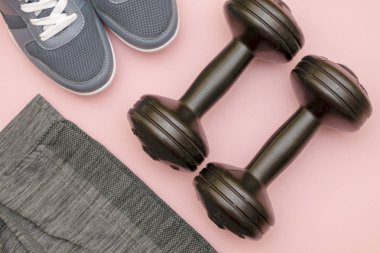 Kavram - aksesuarlar spor ve spor pembe bir arka plan üzerinde anımsatmak saatler. 