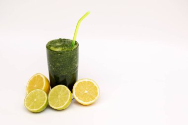 bir bardak yeşil smoothie yeşil sebze ve meyve sağlık, diyet ve kilo kaybı, vejetaryenlik Kupası çevrili. yakın çekim. bulanıklık.