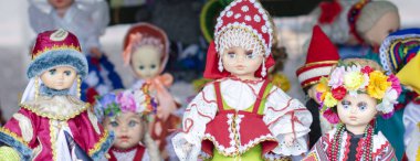 Ulusal bebek güzel elbiseler ve sokakta sergisinde el yapımı şapka. afiş