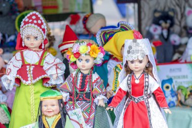 Ulusal bebek güzel elbiseler ve sokakta sergisinde el yapımı şapka.