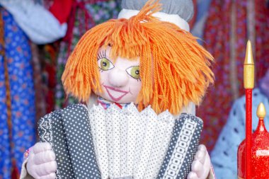 erkek bebek akordeon ve parlak kırmızı saç el yapımı parçacıklarından paçavra gelen dikili.