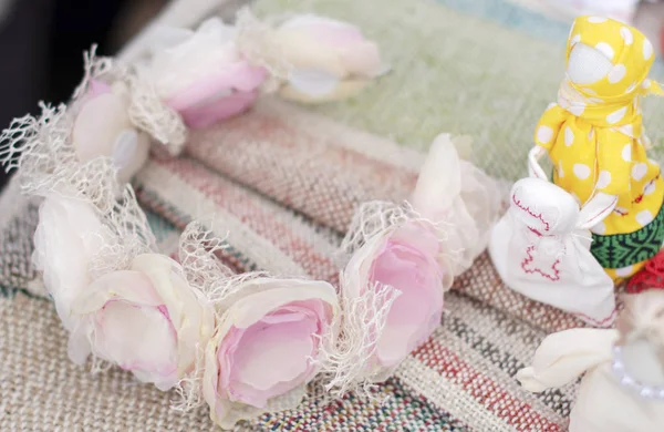 Delicada diadema decorativa de rosas rosadas hecha a mano para la boda — Foto de Stock
