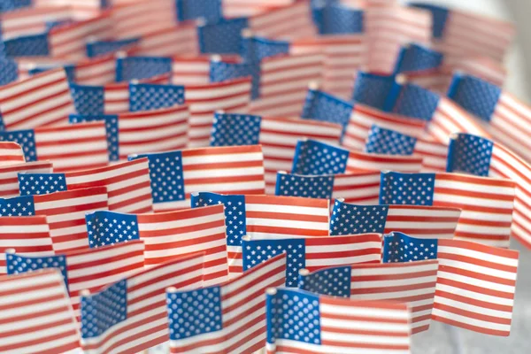 Amerikaanse vlaggen-een symbool van de dag van de onafhankelijkheid, de goedkeuring van de verklaring van onafhankelijkheid — Stockfoto