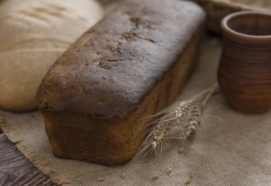 lezzetli, yumuşak fırın ürünleri, ahşap bir arka planda Vintage tarzında rustik bir fırında pişmiş iştah açıcı.