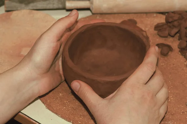 波特的手从棕色粘土手工制作的炊具在烤箱里烤 — 图库照片
