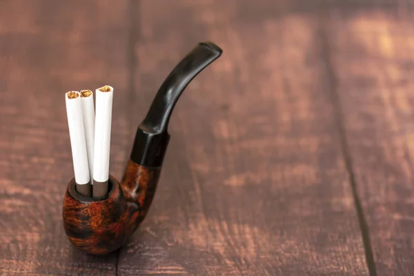 Dýmka a cigarety - kouření generace na dřevěné pozadí. kopie prostor — Stock fotografie