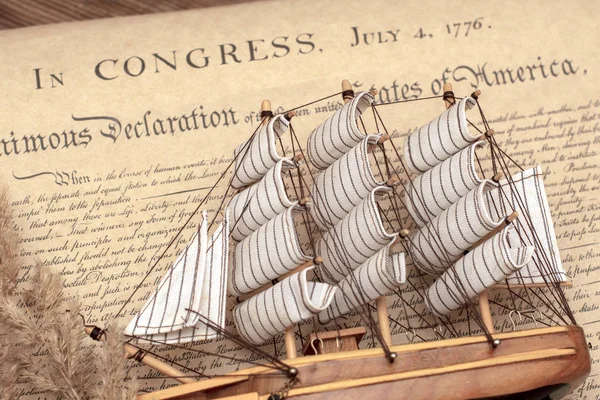 Het schip op het document over de ondertekening van de Independence Day van Amerika in 1776. — Stockfoto