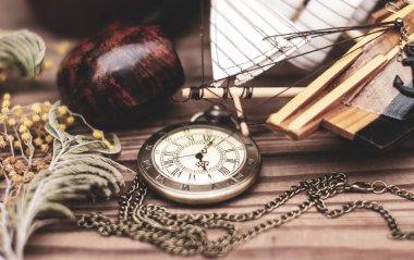 İstikrar ve Retro saatler gemi-cesaret ve onur sembolize erkek tatillerine adanmış bir kart. Bulanık -lık