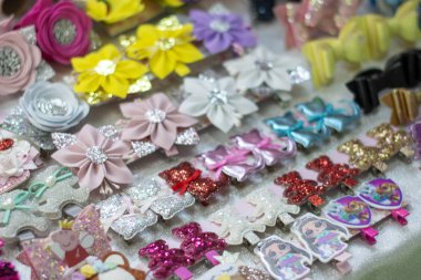 Stok farklı parlak bahar çiçekler kızlar için çiçekler saç iğneleri