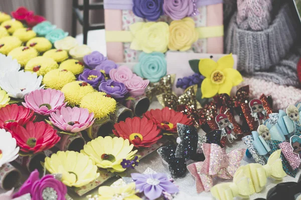 Flores horquillas para niñas de diferentes flores brillantes de primavera en stock — Foto de Stock