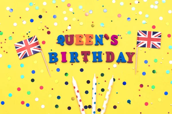 Text - Geburtstag der Königin in hellen Lettern, verziert mit farbigen Steinen auf gelbem Hintergrund — Stockfoto
