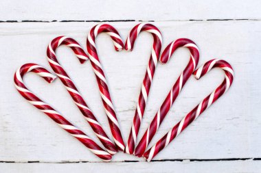 Kırmızı desenli Noel şeker kamışı, şenlikli, lezzetli ve tatlı.