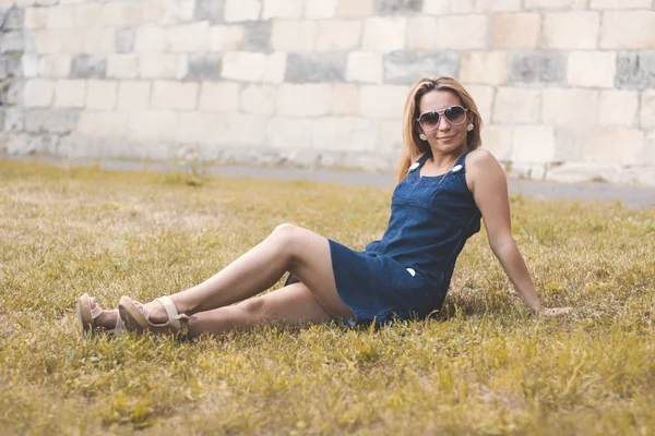 Joven hermosa joven sexy chica deportiva con sonrisa traviesa al aire libre en verano . — Foto de Stock