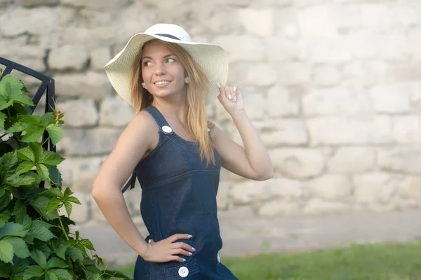 Joven hermosa joven sexy chica deportiva con sonrisa traviesa al aire libre en verano . — Foto de Stock