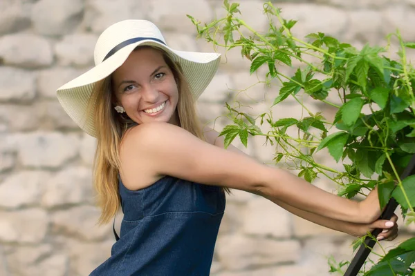 Jonge mooie jonge sexy sportieve meisje met ondeugende glimlach buiten in de zomer. — Stockfoto