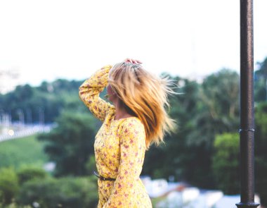 Yaz aylarında dışında yaramaz gülümseme ile Genç güzel genç seksi sportif kız.