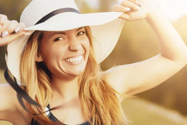 Joven hermosa joven sexy chica deportiva con sonrisa traviesa al aire libre en verano . — Foto de Stock