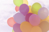 Barevné balónky-narozeniny, oslava narozenin a oslava dekorace.