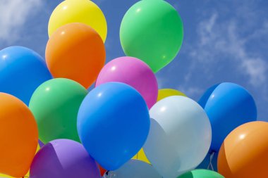 Renkli balonlar -doğum günü, kutlama ve parti dekorasyon konsepti.