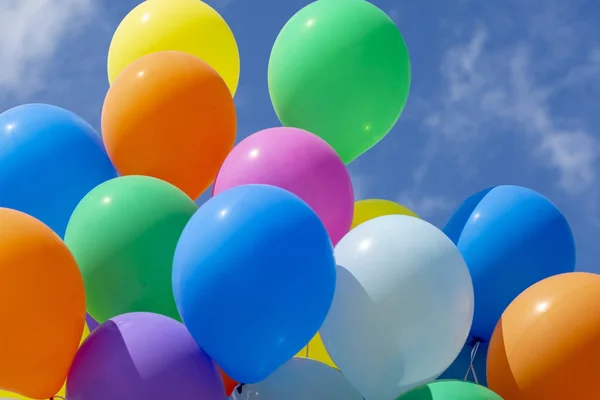 Renkli balonlar -doğum günü, kutlama ve parti dekorasyon konsepti.